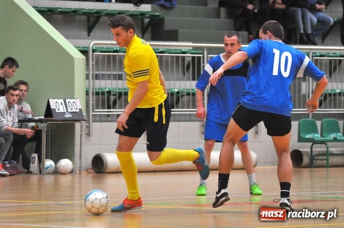 Zdjęcie w galerii na portalu naszraciborz.pl: Niedzielne emocje w Halowej Lidze Piłki Nożnej wiadomości z regionu