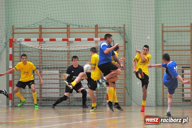 Zdjęcie w galerii na portalu naszraciborz.pl: Niedzielne emocje w Halowej Lidze Piłki Nożnej wiadomości z regionu