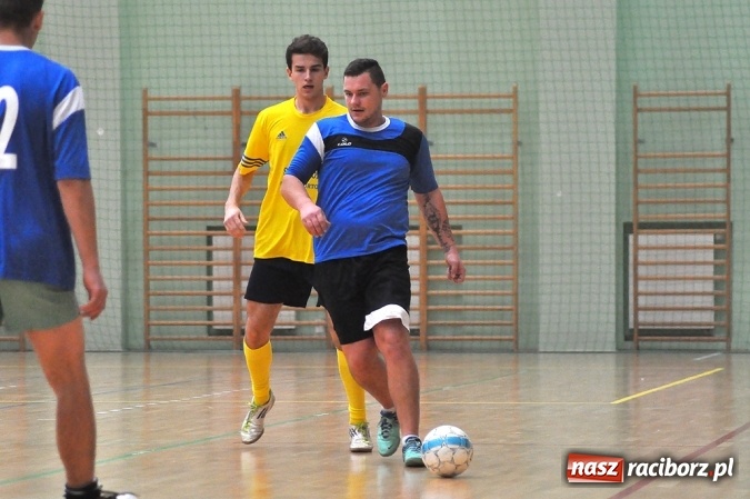 Zdjęcie w galerii na portalu naszraciborz.pl: Niedzielne emocje w Halowej Lidze Piłki Nożnej wiadomości z regionu
