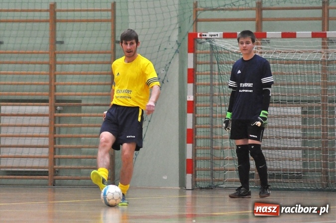 Zdjęcie w galerii na portalu naszraciborz.pl: Niedzielne emocje w Halowej Lidze Piłki Nożnej wiadomości z regionu
