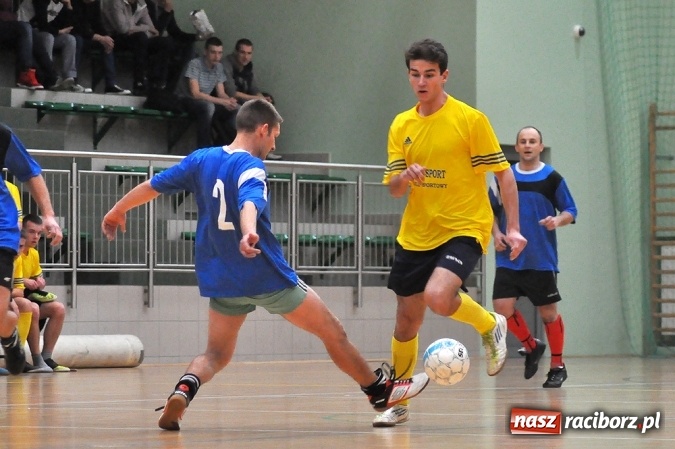 Zdjęcie w galerii na portalu naszraciborz.pl: Niedzielne emocje w Halowej Lidze Piłki Nożnej wiadomości z regionu