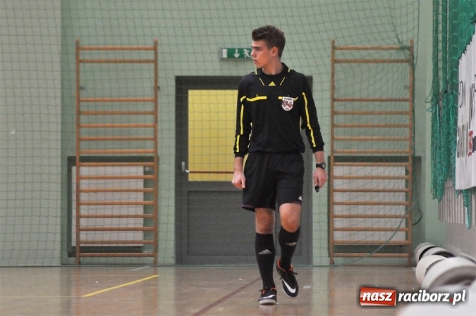 Zdjęcie w galerii na portalu naszraciborz.pl: Niedzielne emocje w Halowej Lidze Piłki Nożnej wiadomości z regionu