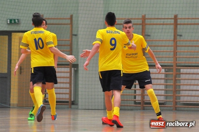 Zdjęcie w galerii na portalu naszraciborz.pl: Niedzielne emocje w Halowej Lidze Piłki Nożnej wiadomości z regionu