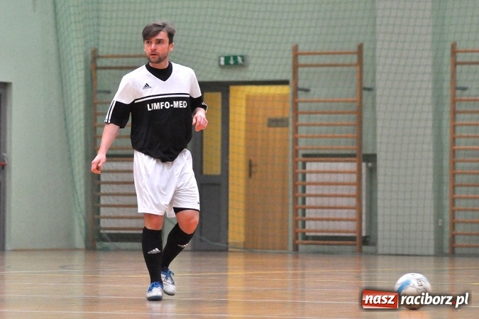 Zdjęcie w galerii na portalu naszraciborz.pl: Niedzielne emocje w Halowej Lidze Piłki Nożnej wiadomości z regionu