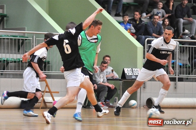 Zdjęcie w galerii na portalu naszraciborz.pl: Niedzielne emocje w Halowej Lidze Piłki Nożnej wiadomości z regionu