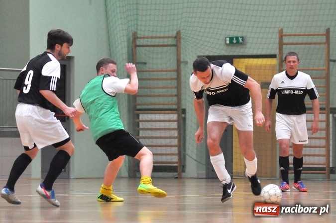 Zdjęcie w galerii na portalu naszraciborz.pl: Niedzielne emocje w Halowej Lidze Piłki Nożnej wiadomości z regionu