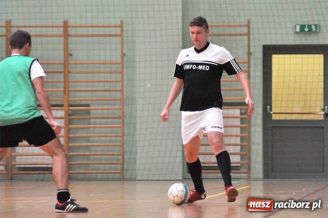 Zdjęcie w galerii na portalu naszraciborz.pl: Niedzielne emocje w Halowej Lidze Piłki Nożnej wiadomości z regionu