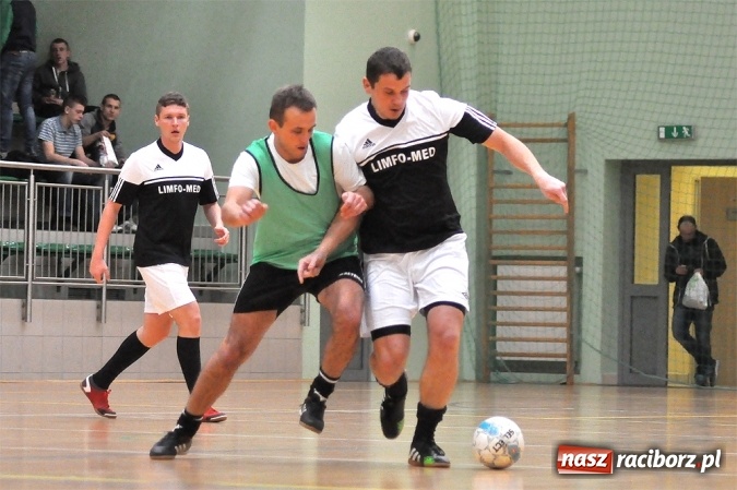Zdjęcie w galerii na portalu naszraciborz.pl: Niedzielne emocje w Halowej Lidze Piłki Nożnej wiadomości z regionu