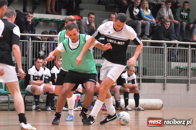 Zdjęcie w galerii na portalu naszraciborz.pl: Niedzielne emocje w Halowej Lidze Piłki Nożnej wiadomości z regionu