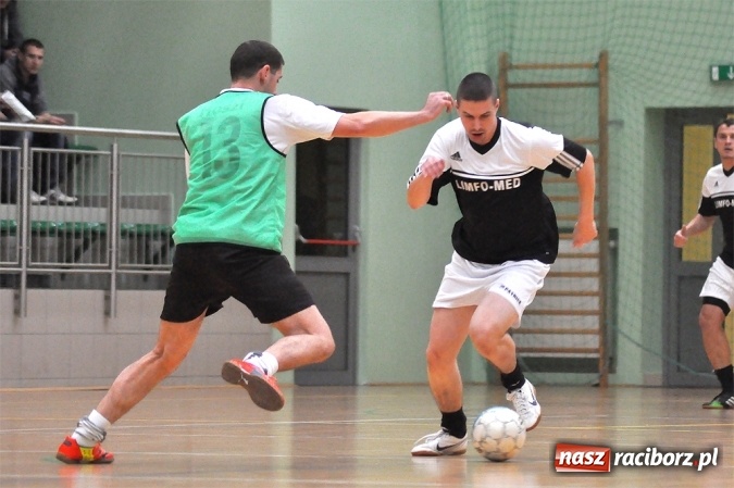 Zdjęcie w galerii na portalu naszraciborz.pl: Niedzielne emocje w Halowej Lidze Piłki Nożnej wiadomości z regionu