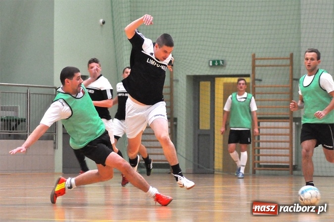Zdjęcie w galerii na portalu naszraciborz.pl: Niedzielne emocje w Halowej Lidze Piłki Nożnej wiadomości z regionu
