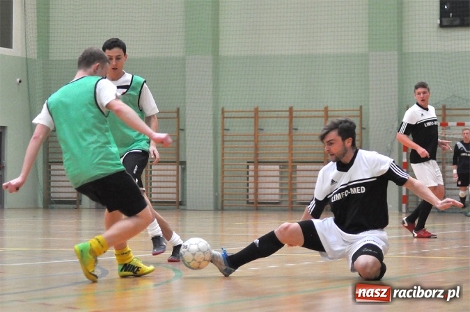 Zdjęcie w galerii na portalu naszraciborz.pl: Niedzielne emocje w Halowej Lidze Piłki Nożnej wiadomości z regionu