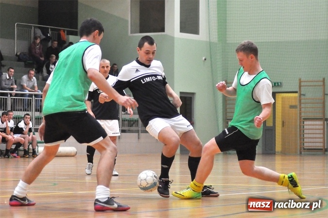 Zdjęcie w galerii na portalu naszraciborz.pl: Niedzielne emocje w Halowej Lidze Piłki Nożnej wiadomości z regionu