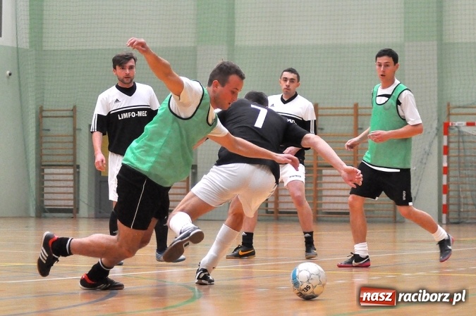 Zdjęcie w galerii na portalu naszraciborz.pl: Niedzielne emocje w Halowej Lidze Piłki Nożnej wiadomości z regionu