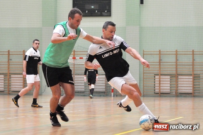 Zdjęcie w galerii na portalu naszraciborz.pl: Niedzielne emocje w Halowej Lidze Piłki Nożnej wiadomości z regionu