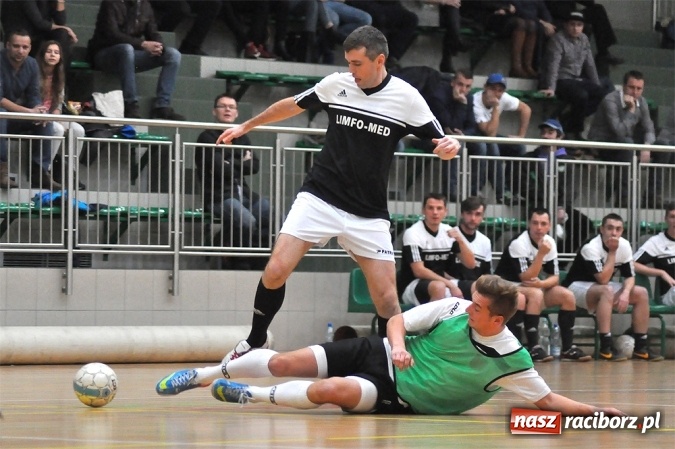 Zdjęcie w galerii na portalu naszraciborz.pl: Niedzielne emocje w Halowej Lidze Piłki Nożnej wiadomości z regionu