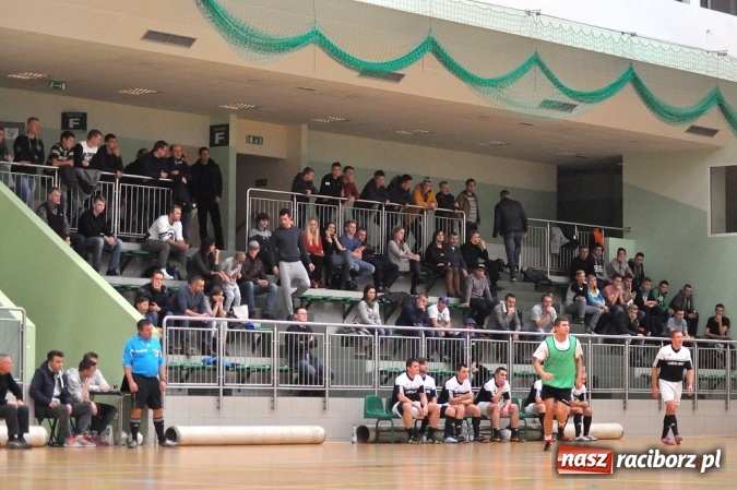 Zdjęcie w galerii na portalu naszraciborz.pl: Niedzielne emocje w Halowej Lidze Piłki Nożnej wiadomości z regionu