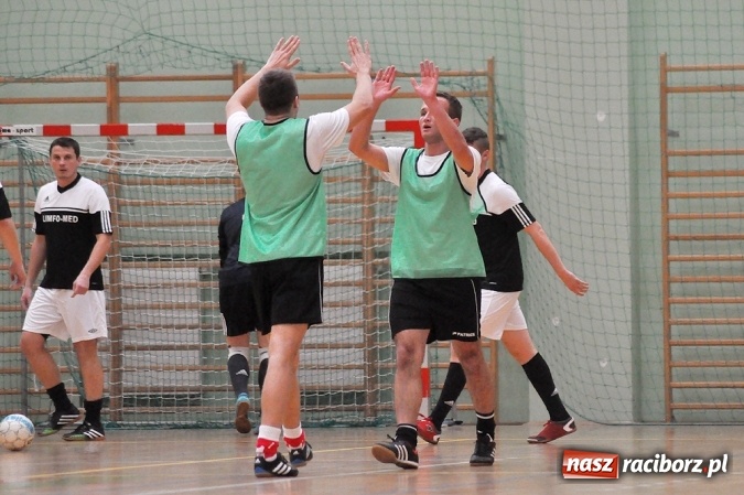 Zdjęcie w galerii na portalu naszraciborz.pl: Niedzielne emocje w Halowej Lidze Piłki Nożnej wiadomości z regionu