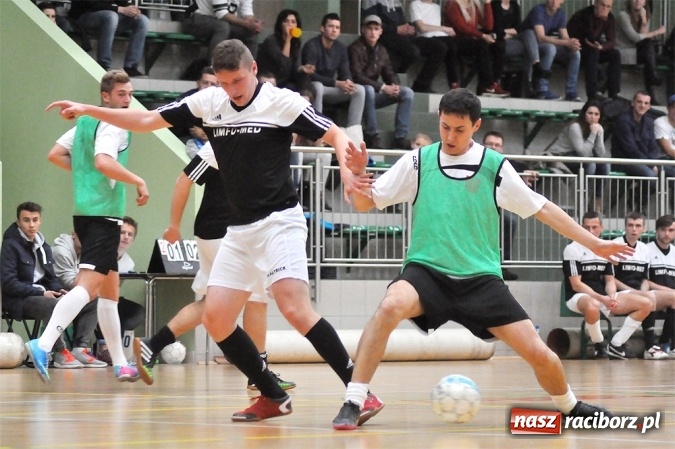 Zdjęcie w galerii na portalu naszraciborz.pl: Niedzielne emocje w Halowej Lidze Piłki Nożnej wiadomości z regionu