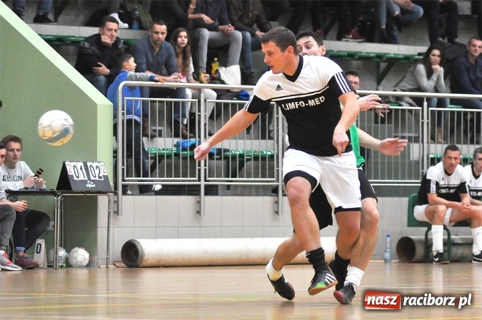 Zdjęcie w galerii na portalu naszraciborz.pl: Niedzielne emocje w Halowej Lidze Piłki Nożnej wiadomości z regionu