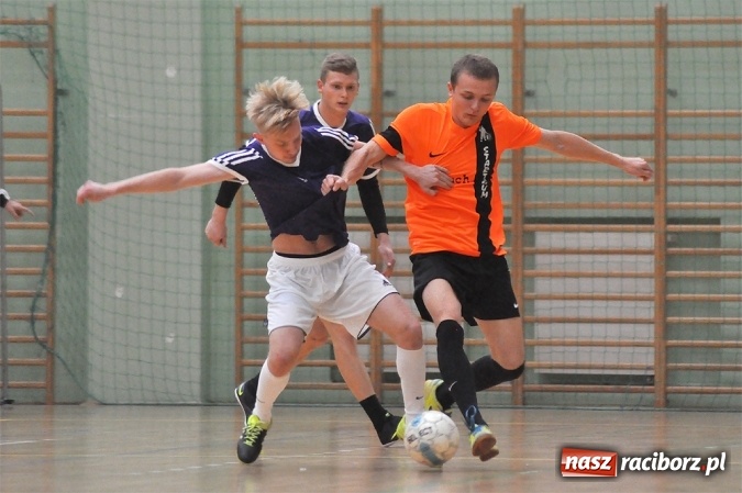 Zdjęcie w galerii na portalu naszraciborz.pl: Niedzielne emocje w Halowej Lidze Piłki Nożnej wiadomości z regionu