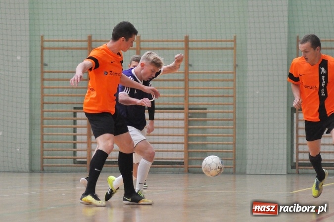 Zdjęcie w galerii na portalu naszraciborz.pl: Niedzielne emocje w Halowej Lidze Piłki Nożnej wiadomości z regionu