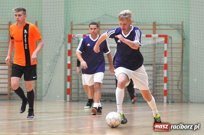 Zdjęcie w galerii na portalu naszraciborz.pl: Niedzielne emocje w Halowej Lidze Piłki Nożnej wiadomości z regionu
