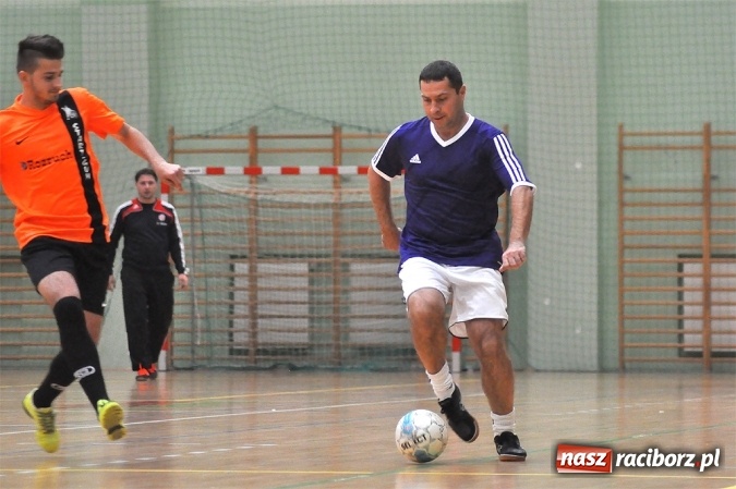 Zdjęcie w galerii na portalu naszraciborz.pl: Niedzielne emocje w Halowej Lidze Piłki Nożnej wiadomości z regionu