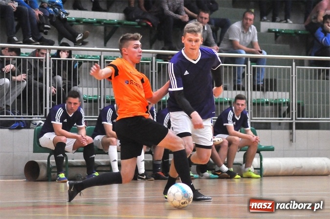 Zdjęcie w galerii na portalu naszraciborz.pl: Niedzielne emocje w Halowej Lidze Piłki Nożnej wiadomości z regionu