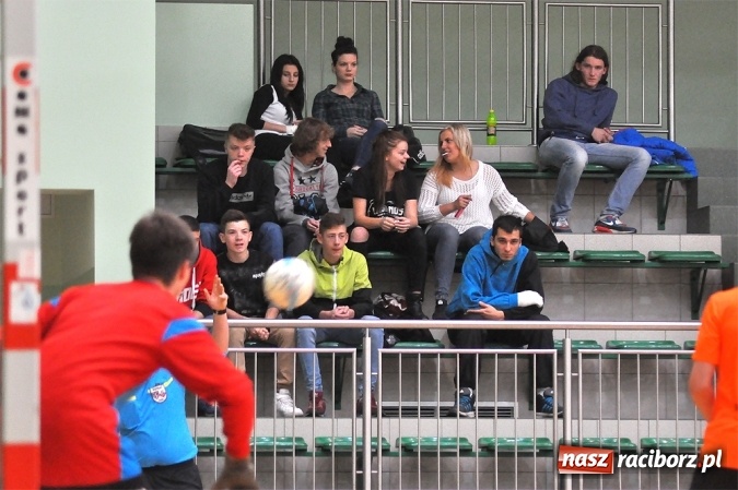 Zdjęcie w galerii na portalu naszraciborz.pl: Niedzielne emocje w Halowej Lidze Piłki Nożnej wiadomości z regionu