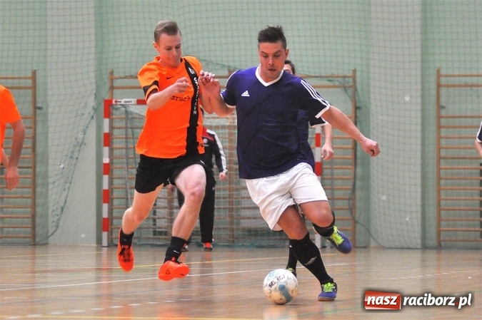 Zdjęcie w galerii na portalu naszraciborz.pl: Niedzielne emocje w Halowej Lidze Piłki Nożnej wiadomości z regionu