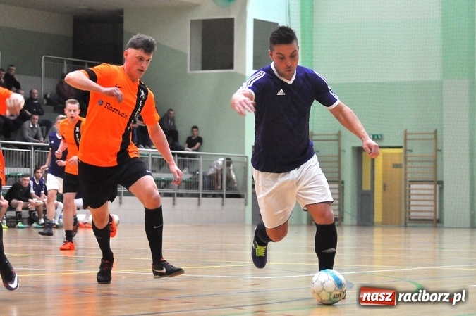 Zdjęcie w galerii na portalu naszraciborz.pl: Niedzielne emocje w Halowej Lidze Piłki Nożnej wiadomości z regionu