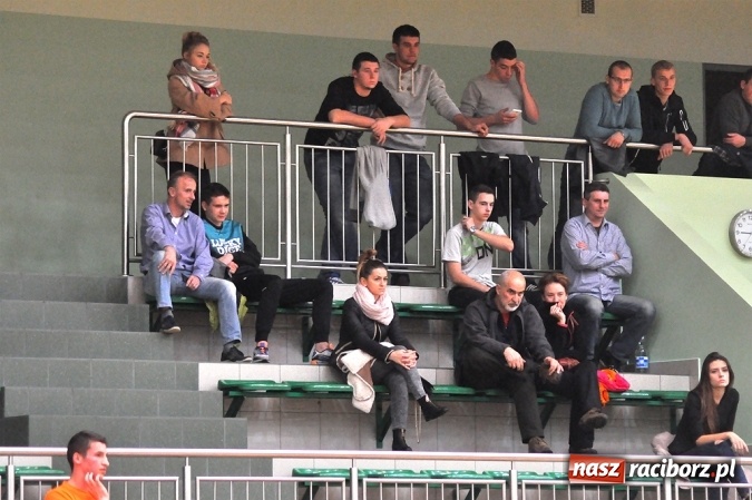 Zdjęcie w galerii na portalu naszraciborz.pl: Niedzielne emocje w Halowej Lidze Piłki Nożnej wiadomości z regionu