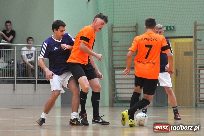 Zdjęcie w galerii na portalu naszraciborz.pl: Niedzielne emocje w Halowej Lidze Piłki Nożnej wiadomości z regionu