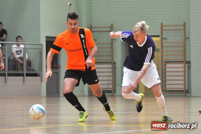 Zdjęcie w galerii na portalu naszraciborz.pl: Niedzielne emocje w Halowej Lidze Piłki Nożnej wiadomości z regionu