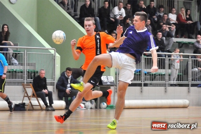 Zdjęcie w galerii na portalu naszraciborz.pl: Niedzielne emocje w Halowej Lidze Piłki Nożnej wiadomości z regionu