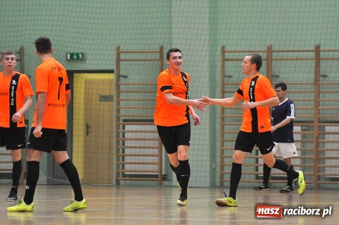 Zdjęcie w galerii na portalu naszraciborz.pl: Niedzielne emocje w Halowej Lidze Piłki Nożnej wiadomości z regionu
