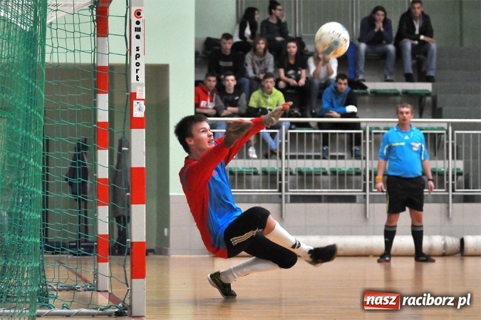 Zdjęcie w galerii na portalu naszraciborz.pl: Niedzielne emocje w Halowej Lidze Piłki Nożnej wiadomości z regionu