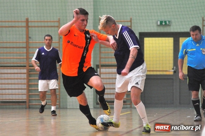 Zdjęcie w galerii na portalu naszraciborz.pl: Niedzielne emocje w Halowej Lidze Piłki Nożnej wiadomości z regionu