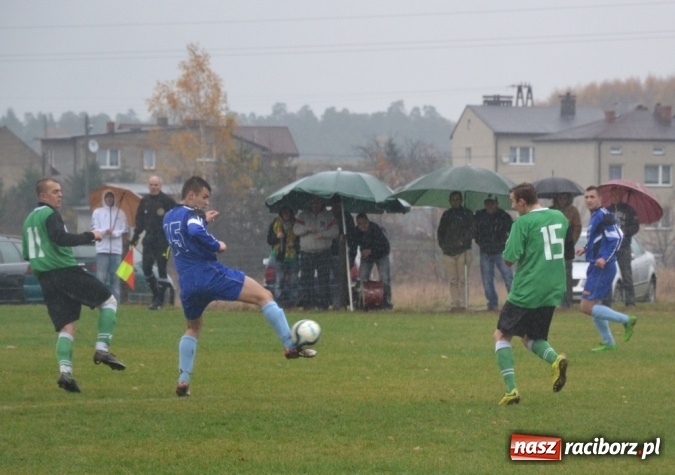 Zdjęcie w galerii na portalu naszraciborz.pl: Ulewne derby na remis, totalna porażka kibiców!  wiadomości z regionu