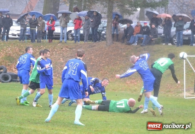 Zdjęcie w galerii na portalu naszraciborz.pl: Ulewne derby na remis, totalna porażka kibiców!  wiadomości z regionu