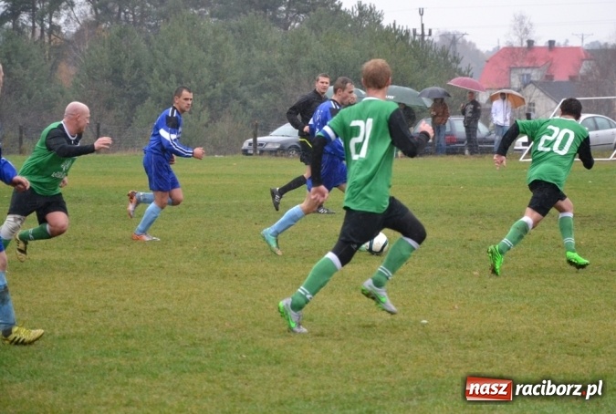 Zdjęcie w galerii na portalu naszraciborz.pl: Ulewne derby na remis, totalna porażka kibiców!  wiadomości z regionu
