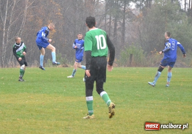 Zdjęcie w galerii na portalu naszraciborz.pl: Ulewne derby na remis, totalna porażka kibiców!  wiadomości z regionu