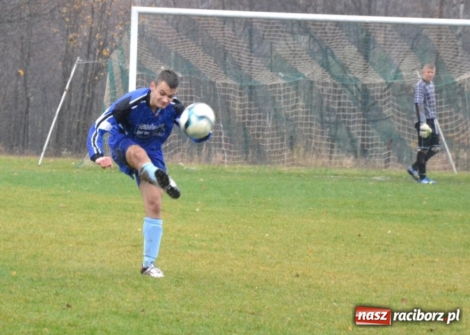 Zdjęcie w galerii na portalu naszraciborz.pl: Ulewne derby na remis, totalna porażka kibiców!  wiadomości z regionu