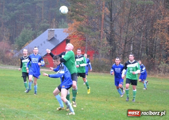 Zdjęcie w galerii na portalu naszraciborz.pl: Ulewne derby na remis, totalna porażka kibiców!  wiadomości z regionu