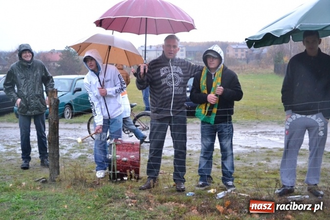 Zdjęcie w galerii na portalu naszraciborz.pl: Ulewne derby na remis, totalna porażka kibiców!  wiadomości z regionu