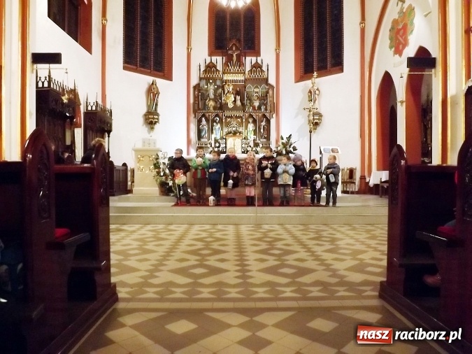 Zdjęcie w galerii na portalu naszraciborz.pl: Nieszpory, procesja i rogale  wiadomości z regionu