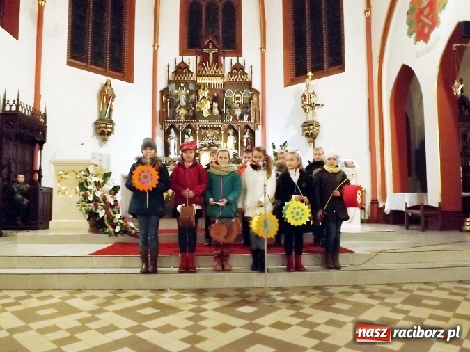 Zdjęcie w galerii na portalu naszraciborz.pl: Nieszpory, procesja i rogale  wiadomości z regionu