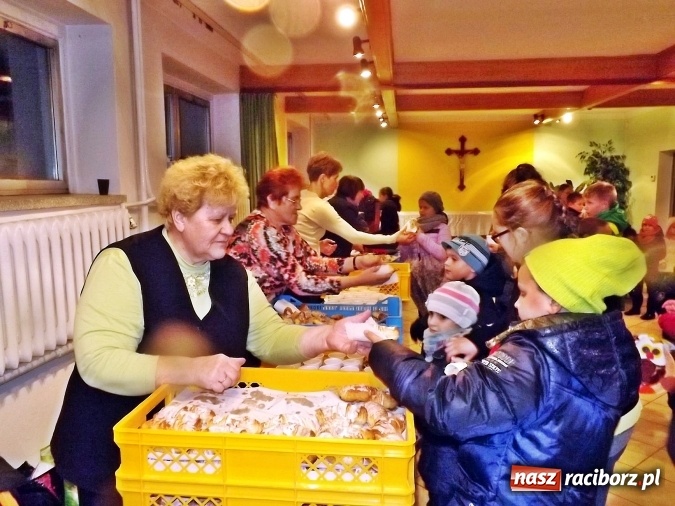 Zdjęcie w galerii na portalu naszraciborz.pl: Nieszpory, procesja i rogale  wiadomości z regionu