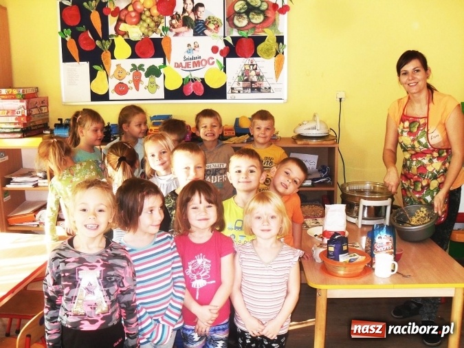 Zdjęcie w galerii na portalu naszraciborz.pl: Przedszkolaki z Górek Śl. wiedzą, że śniadanie daje moc!  wiadomości z regionu
